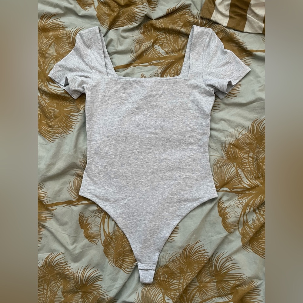 nwot Aritzia (Babaton) cotton contour squareneck ss bodysuit M marled lt grey